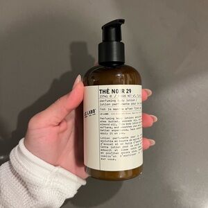 Le Labo Thé Noir 29 Body Lotion with Black Pump